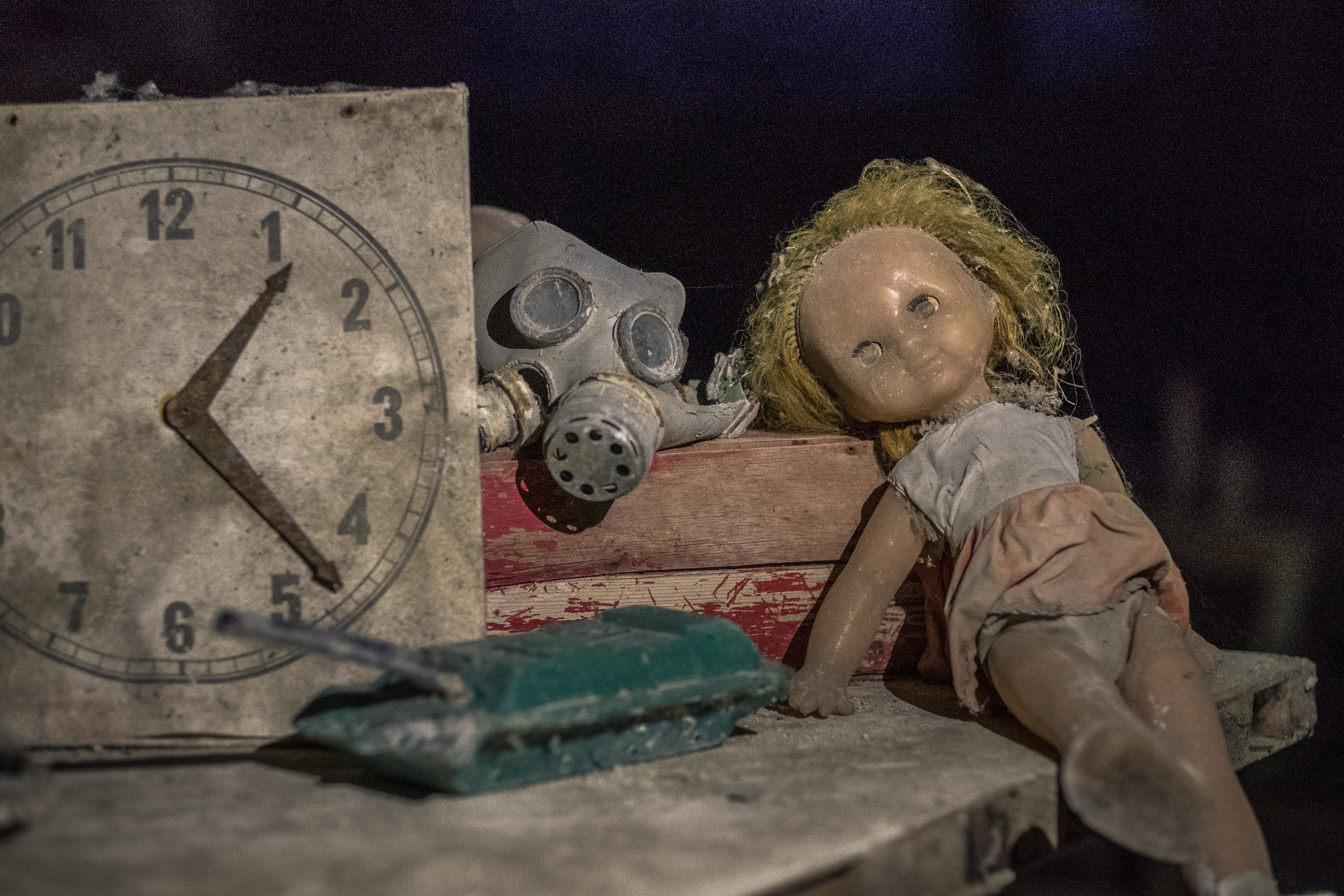 clock stopped, dusty doll, toys
